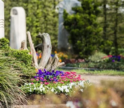 Einen Platz zum Erinnern schaffen mit der richtigen Trauerfloristik