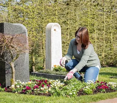 Stilvolles Gedenken – die Grabbepflanzung