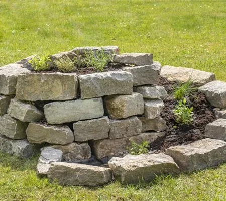 Eine Kräuterspirale im Garten – frische Kräuter für Kräuterfans