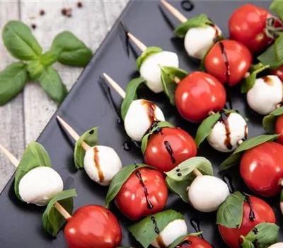 Aromatische Tomaten-Basilikum-Spieße