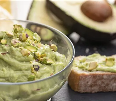 Cremiger Avocadodip mit Pistazien